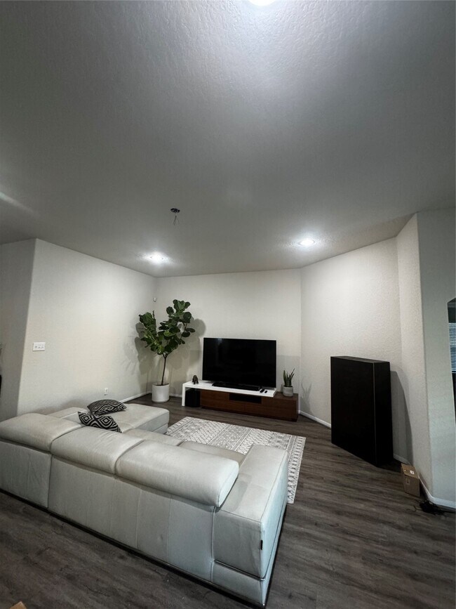 Building Photo - 16411 Redwicke Ln