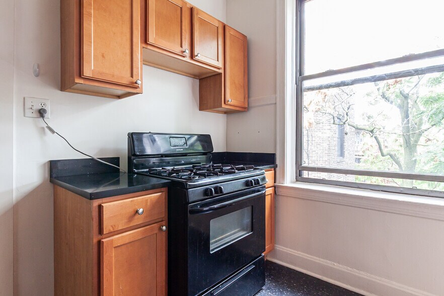 Building Photo - 910 W Belle Plaine Ave