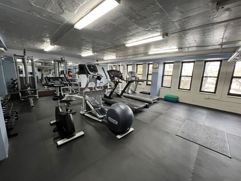 Building Photo - 3410 N Lake Shore Dr