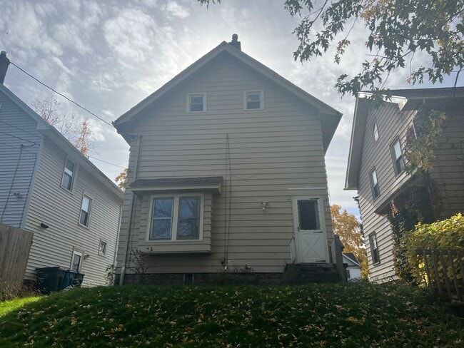 Building Photo - SINGLE FAMIKY FOR RENT IN MAPLEWOOD LOCATION !