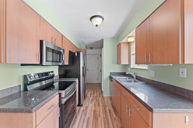 Building Photo - Tri-Level 4 Bed Home Near Ft. Carson