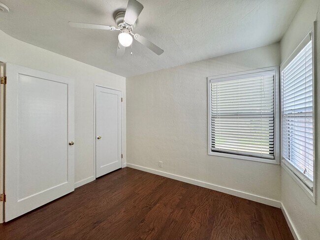 Building Photo - 3 Bedrooms, 1 1/2 Bathrooms, Classic Napa ...