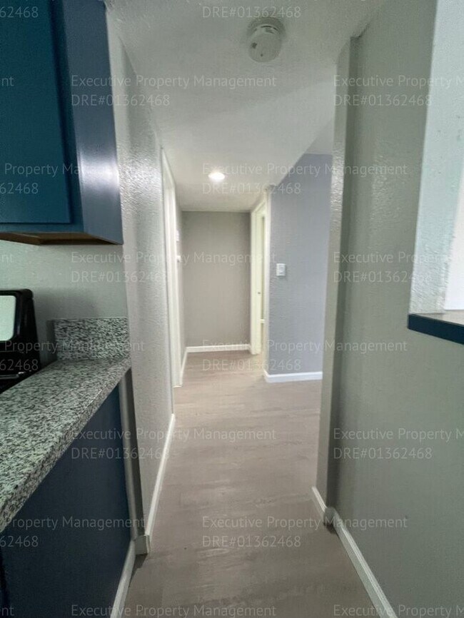 Building Photo - 1 bedroom/ 1 bathroom floor unit.