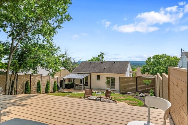 Building Photo - 3804 Lookout Dr