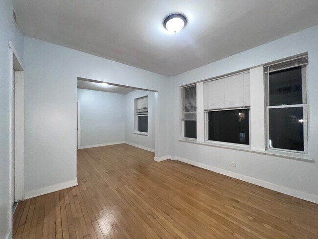 Building Photo - 1119 W 72nd St