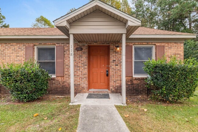 Building Photo - Newly renovated 2 bedroom 1 bathroom duplex