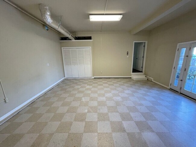 Building Photo - Extremely Spacious 5BD/3BTH Home For Lease...
