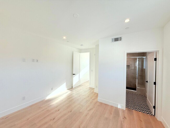 Building Photo - Beautiful Modern Luxury 4 Story Townhome - 4 bed - 3.5 bath with Rooftop Deck in Silver Lake