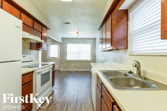 Building Photo - 13275 Lake Breeze Ln