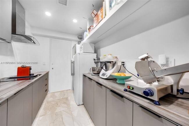 Building Photo - 1141 NE 90th St