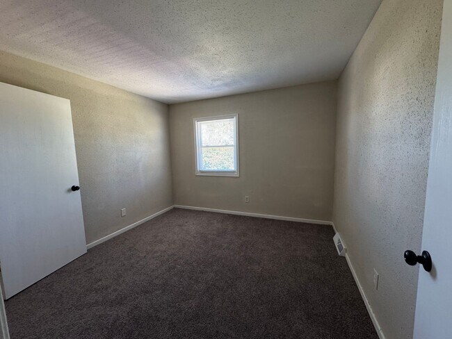 Building Photo - Beautiful 3 Bedroom, 1.5 Bath Townhome wit...