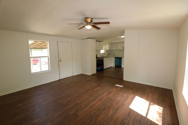 Building Photo - Newly Renovated Home
