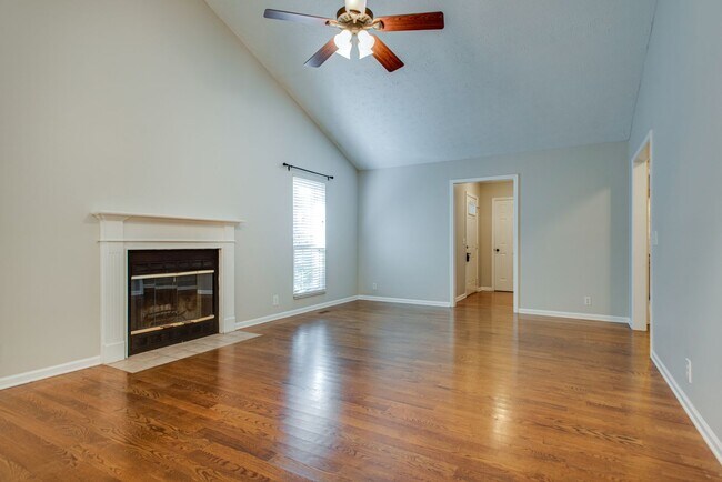 Building Photo - 3 Bed 2 Bath w/bonus room and fence for $2...
