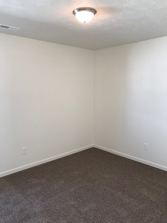 Building Photo - New 3 bed/1 bath duplex for rent!
