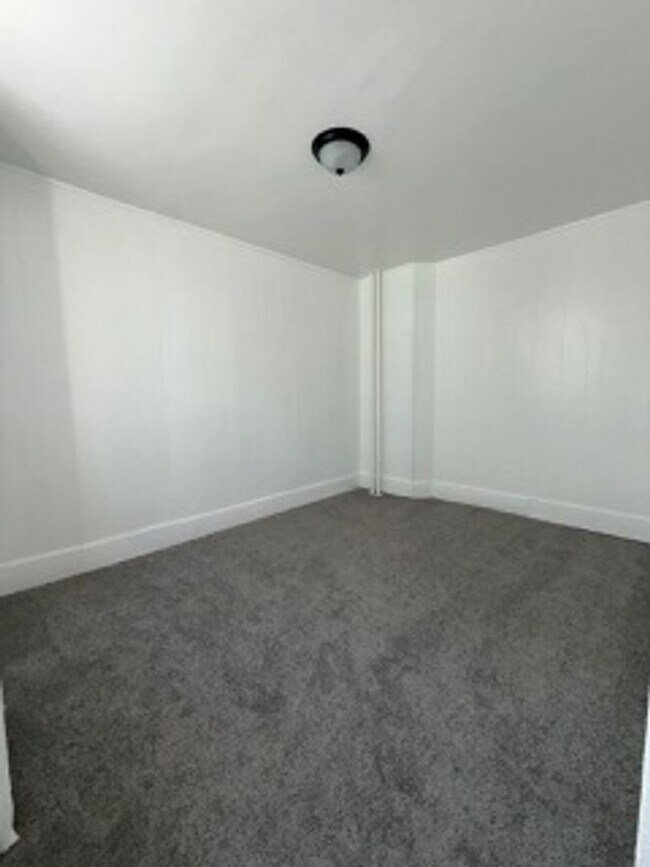 Building Photo - 321 E Price St