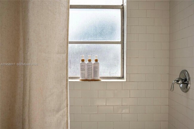 Building Photo - 301 SW 10th Ave