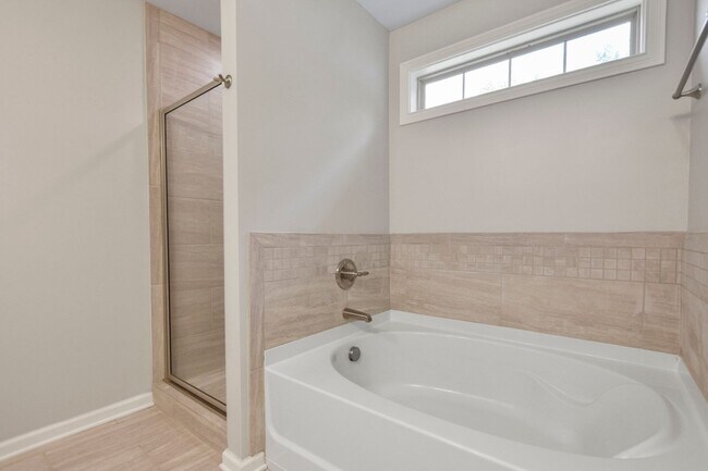 Building Photo - Pet Friendly Three Bedroom!