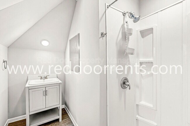 Building Photo - 2345 N Kenwood Ave