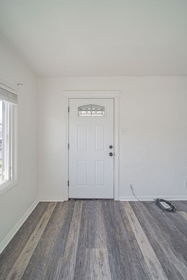 Building Photo - 3 bed 1 bath home recently renovated.