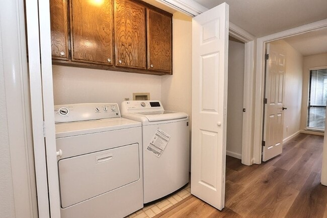 Building Photo - Beautiful corner halfplex available now for rent!