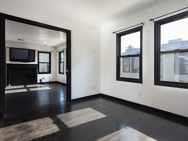 Sunny Open Plan - 1259 N Genesee Ave