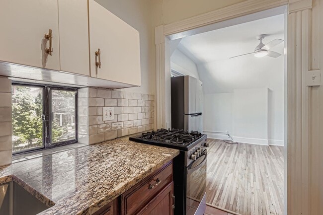 Building Photo - Charming Upper-Level 2 bed 1 bath Unit in ...