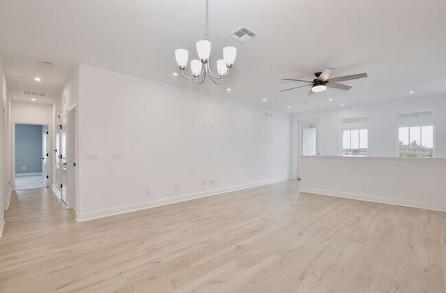 Building Photo - Stunning 2/2 Modern Townhome with a Bonus ...