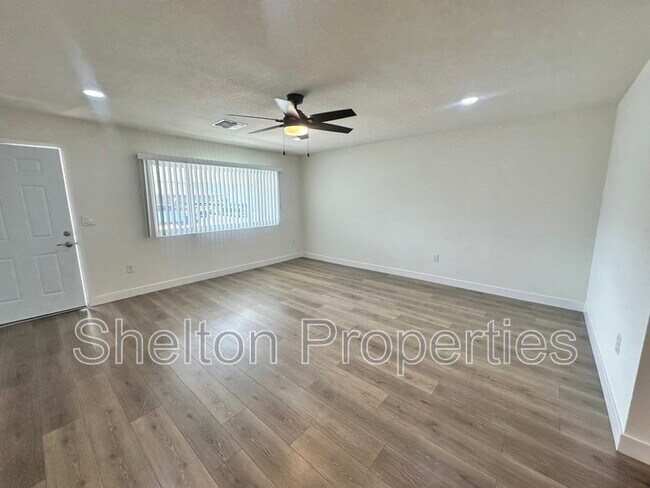 Building Photo - 10806 W Camelot Cir