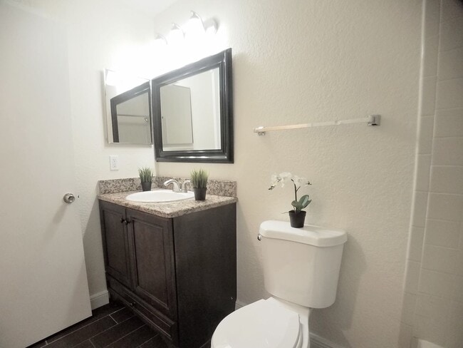Building Photo - Beautiful 1/1 Wood Floor Condo With a Beau...