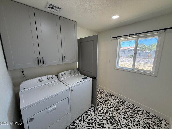 Building Photo - 301 N Apache Dr
