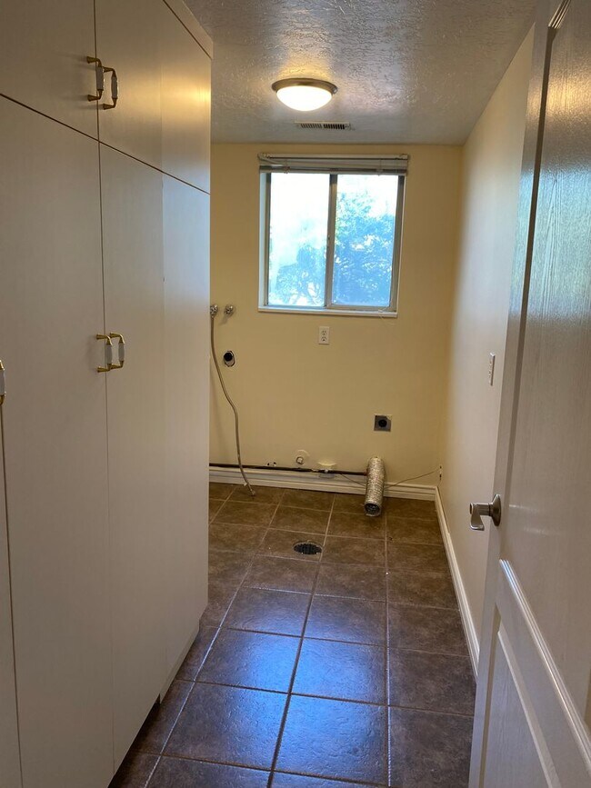 Building Photo - 4 Bed 2 1/2 Bath Home in Sandy