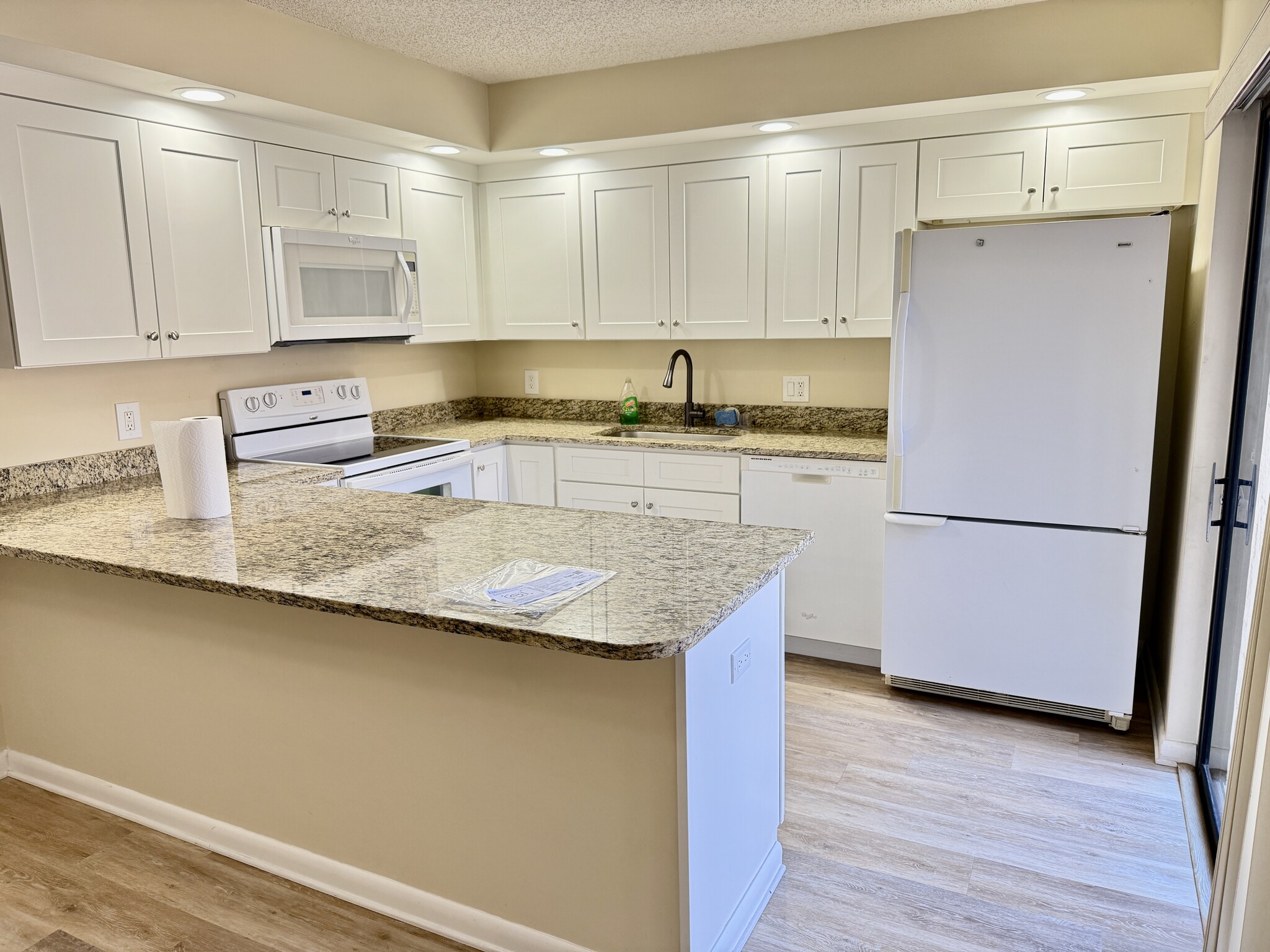 Building Photo - 1166 6th Ave