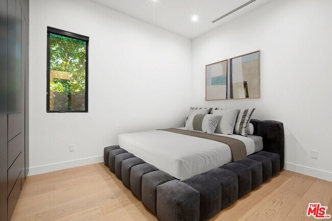 Building Photo - 4803 Lemona Ave