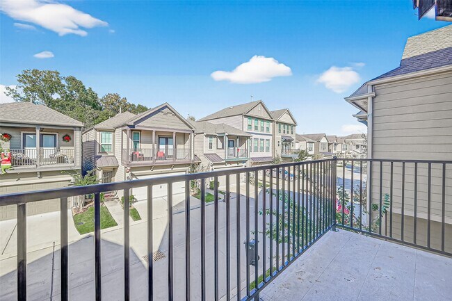 Building Photo - 10949 Cannes Memorial Dr