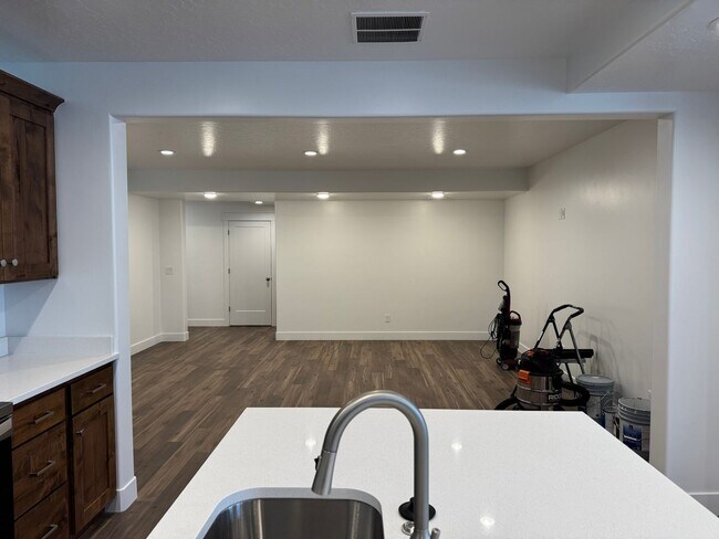 Building Photo - 3 Bedroom 2 Bathroom -Basement Apartment-Saddlebrook Dr. Santaquin