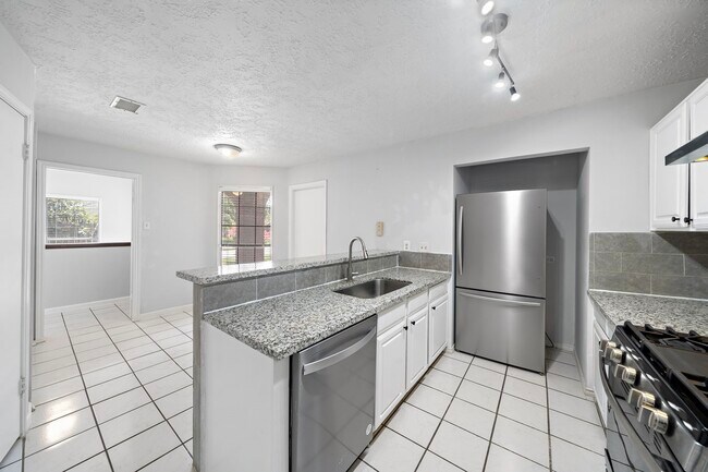 Building Photo - 13938 Plantation Valley Dr