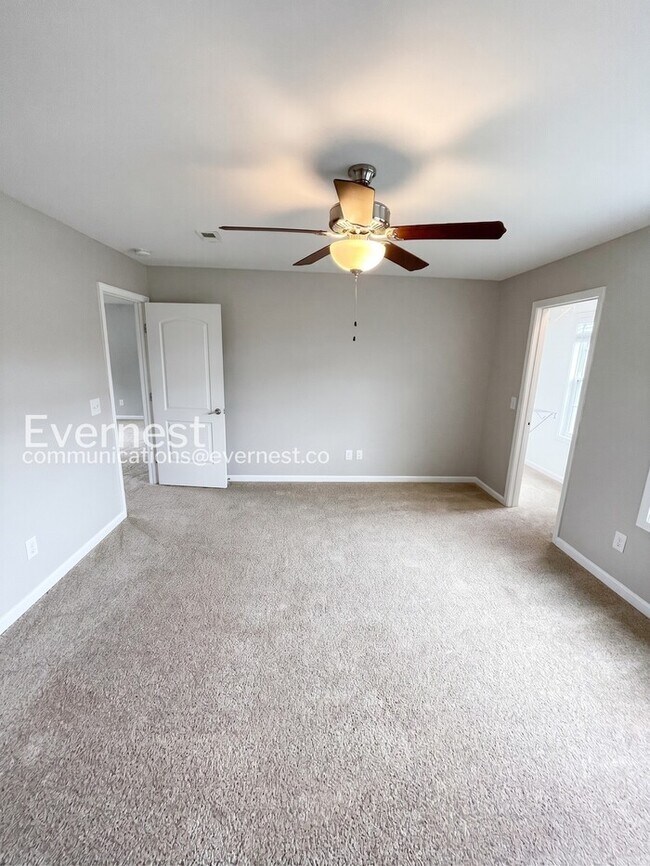 Building Photo - Charming Modern Home / 5 beds 3.5 baths / Garage attached / Fenced-Yard / Available now!