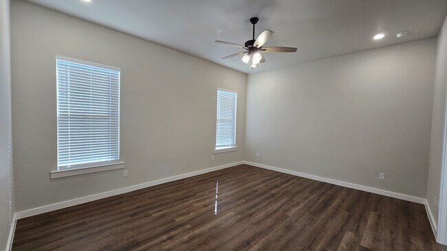 Building Photo - 512 Savannah St