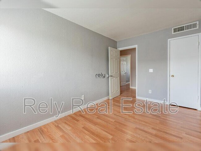 Building Photo - 12740 W Amy Dr