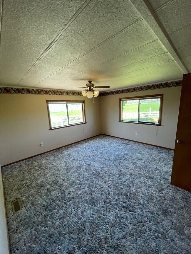 Building Photo - Rural living at its finest!  Large 3bdrm 2...