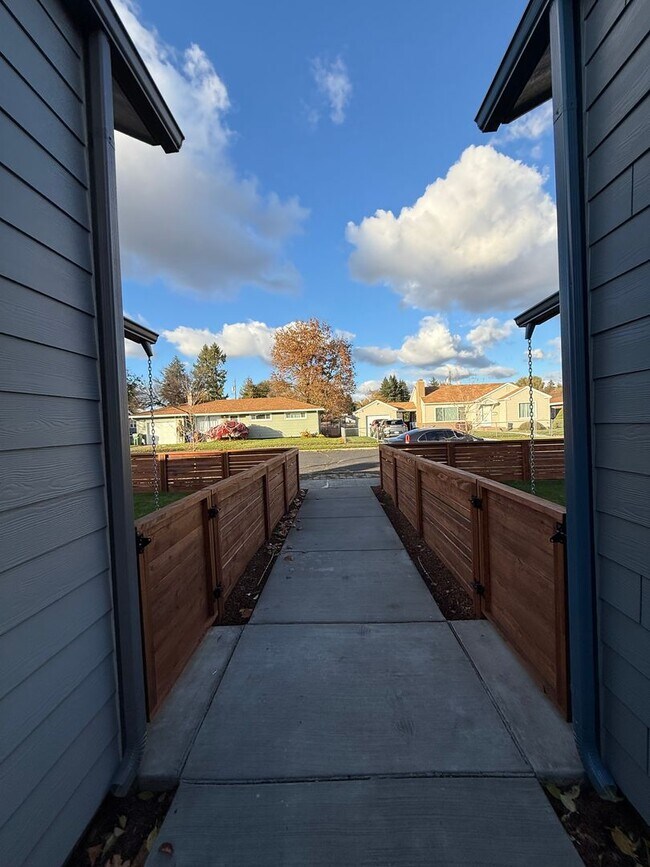 Building Photo - Brand New 3 Bed / 2 Bath Duplex Near Parks & Golf - W/S/G Included