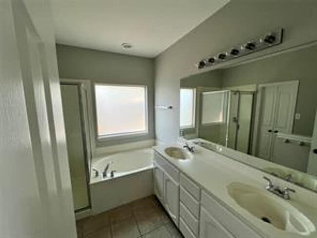 Building Photo - 4-bedroom home in NWISD