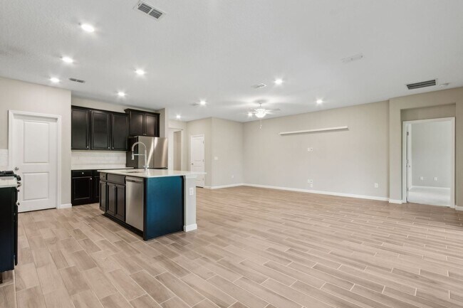 Building Photo - Spacious 3BR/3.5BA Home with Office & Reso...