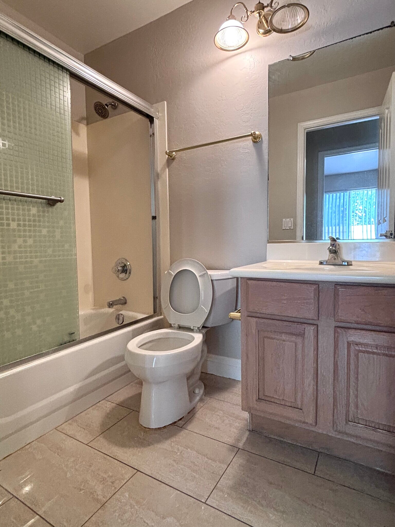 Hallway full bath - 4166 E Silverwood Dr