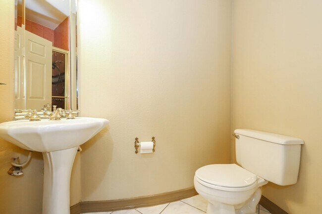 Building Photo - 503 W Avon Ct