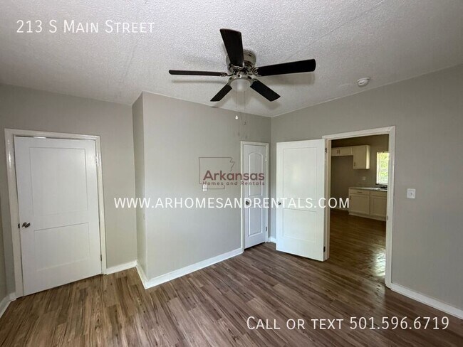 Building Photo - 213 S Main St