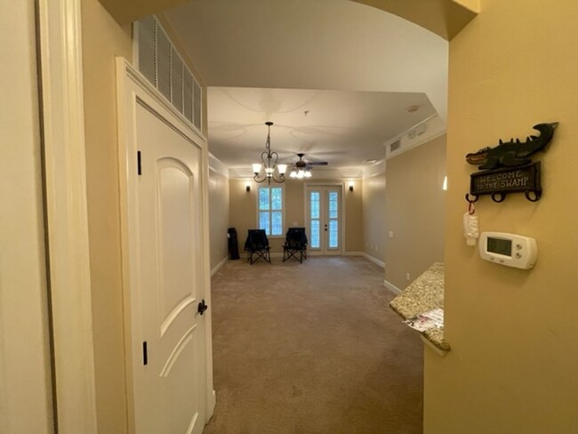 Building Photo - Lovely 2 Bedroom Condo in Jackson Square