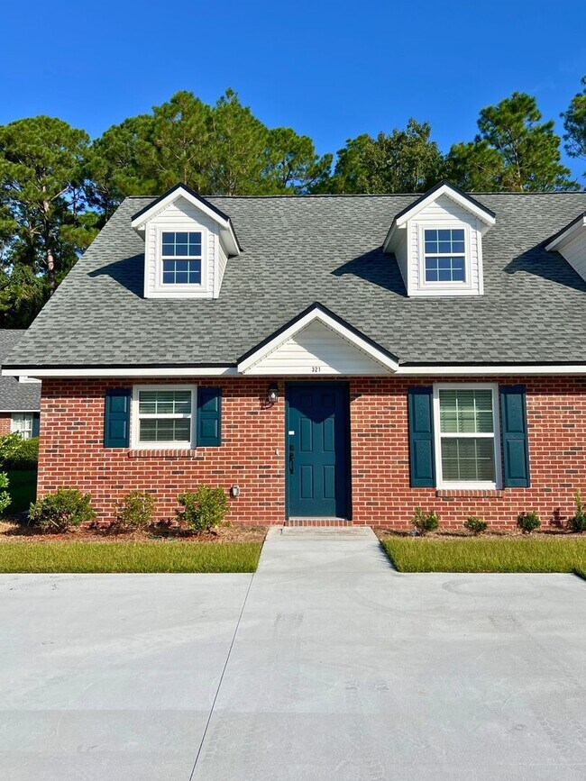 Primary Photo - 3/2 fenced in yard & access to amenities!!