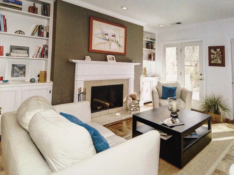 LR/Family Rm - 3219 Sutton Pl NW