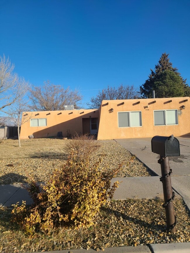 Primary Photo - 5708 Piedra Rd NW
